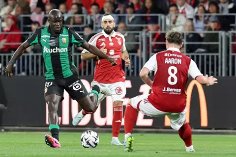 رغم العودة المثيرة.. التعادل مع بريست يهدد آمال لانس في الدوري الفرنسي
